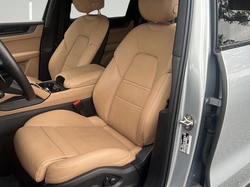 Certified 2025 Porsche Cayenne E-Hybrid AWD/4WD image 16