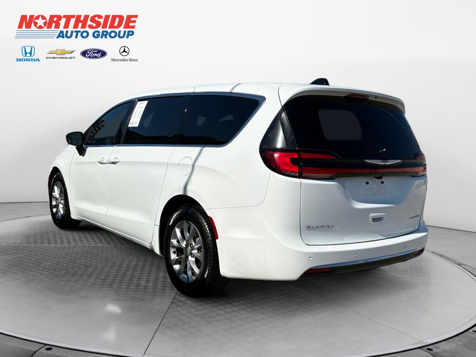 Used 2026 Chrysler Pacifica Limited FWD image 5