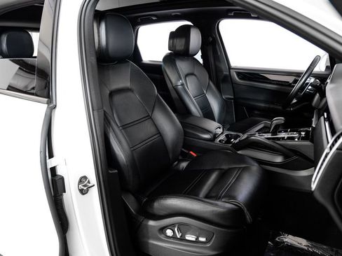 Used 2019 Porsche Cayenne S image 38
