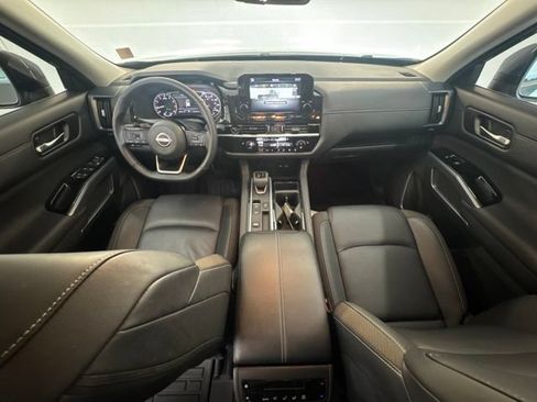 Used 2025 Nissan Pathfinder SL w/ Lighting Package (N92) FWD image 19