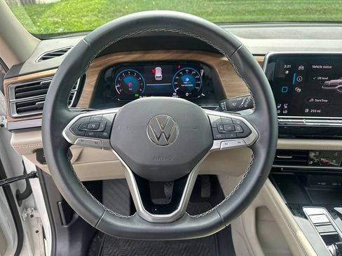 Used 2024 Volkswagen Atlas SE w/ Panoramic Sunroof Package FWD image 42