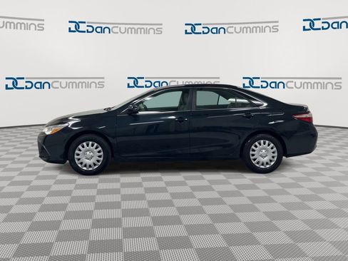 Used 2015 Toyota Camry LE image 5