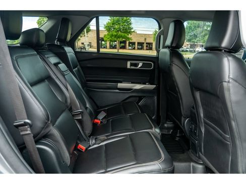 Used 2024 Ford Explorer XLT w/ Equipment Group 202A RWD image 17
