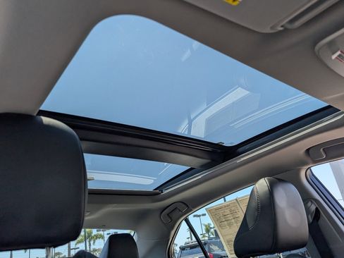 Used 2022 Toyota Camry XSE FWD image 3