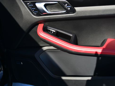 Used 2018 Porsche Macan S image 21