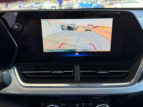 Used 2025 Chevrolet Trax LT image 11