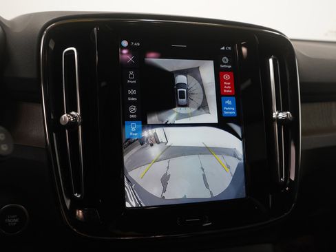 Used 2025 Volvo XC40 B5 Plus image 24