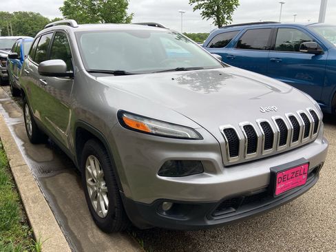 Used 2018 Jeep Cherokee Latitude Plus w/ Comfort/Convenience Group AWD/4WD image 1
