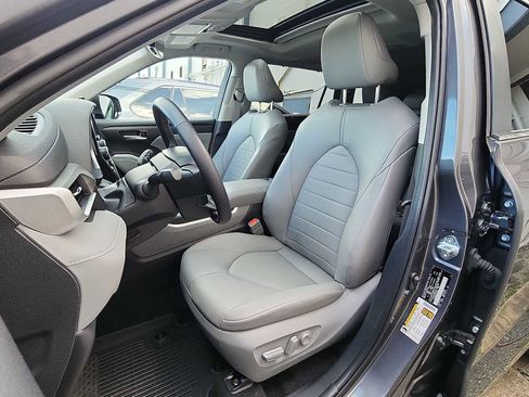 Used 2025 Toyota Highlander XLE image 12