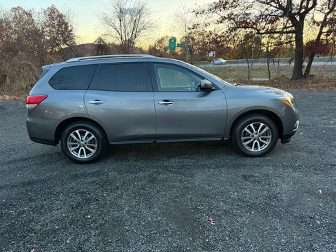 Used 2015 Nissan Pathfinder SV image 3