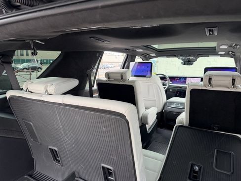 Used 2025 Cadillac Escalade Sport Platinum w/ LPO, ONYX Package AWD/4WD image 9