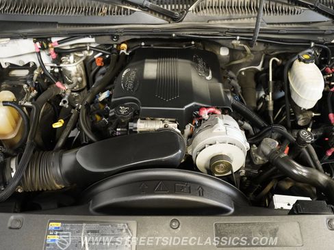 Used 2004 Chevrolet Suburban 2500 AWD/4WD image 4