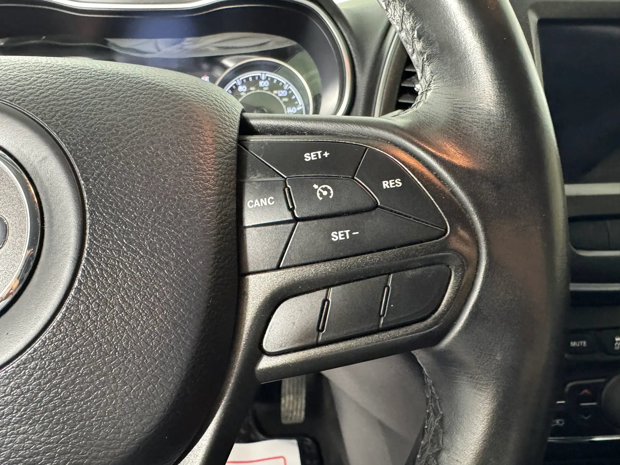 Used 2019 Jeep Cherokee Trailhawk AWD/4WD image 16