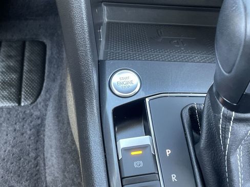 Used 2021 Volkswagen Tiguan SE w/ Panoramic Sunroof Package image 16