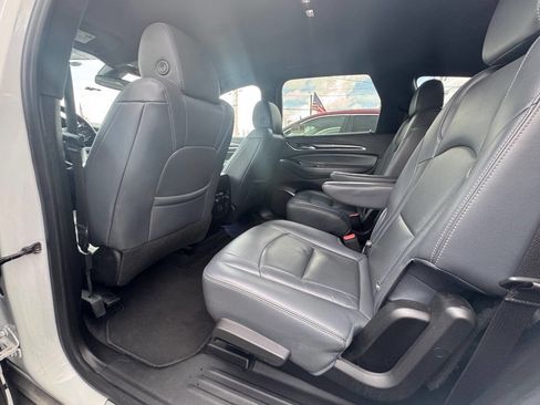 Used 2022 Buick Enclave Essence image 13