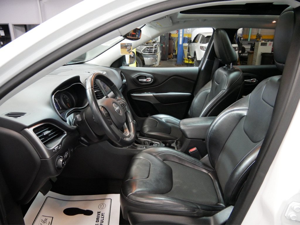 Used 2019 Jeep Cherokee Latitude Plus w/ Comfort/Convenience Group AWD/4WD image 11