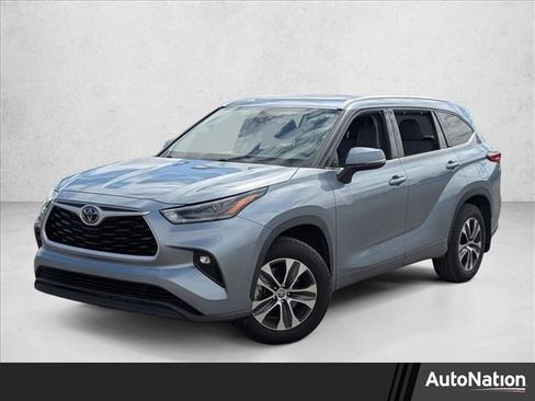 Used 2021 Toyota Highlander XLE image 1