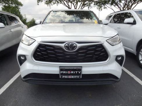 Used 2023 Toyota Highlander LE FWD image 2