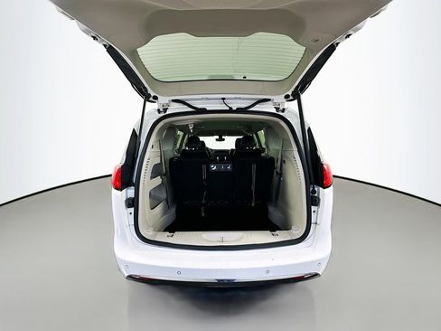 Used 2019 Chrysler Pacifica Touring-L image 26