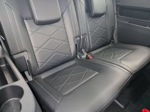 Used 2025 Volkswagen Atlas SE FWD image 24