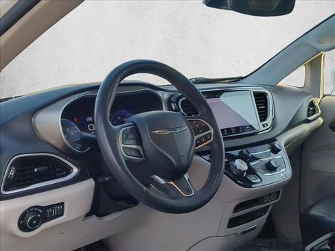 Used 2022 Chrysler Pacifica Touring-L FWD image 9