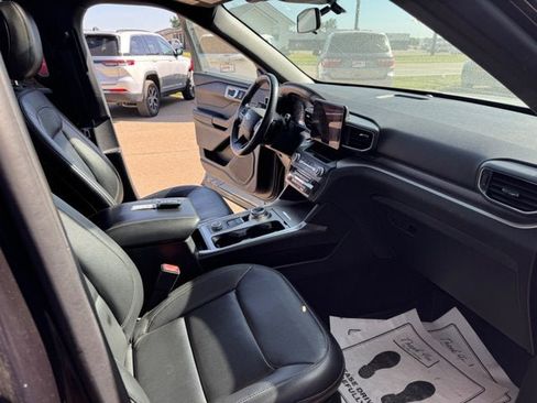 Used 2020 Ford Explorer XLT w/ Equipment Group 202A AWD/4WD image 12