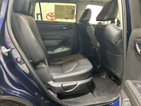 Used 2024 Toyota Highlander AWD image 16