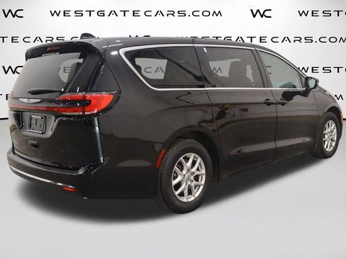 Used 2024 Chrysler Pacifica Touring-L image 44