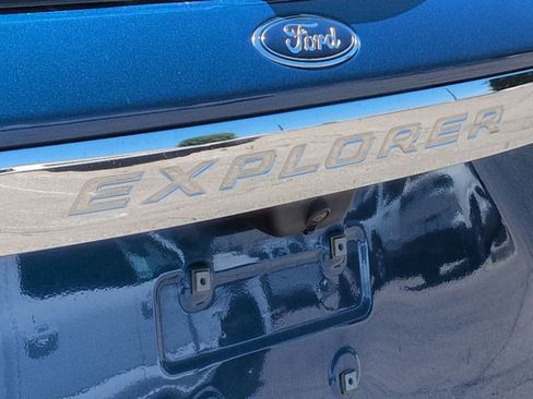 Used 2022 Ford Explorer Limited w/ Equipment Group 301A AWD/4WD image 13