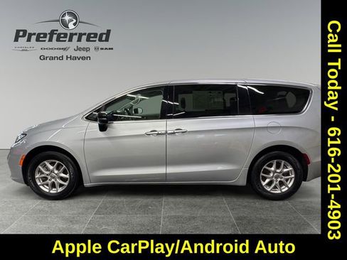 Used 2024 Chrysler Pacifica Touring-L image 9