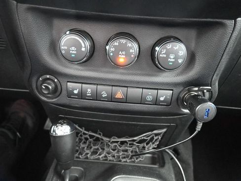 Used 2016 Jeep Wrangler Unlimited Rubicon w/ Connectivity Group AWD/4WD image 18