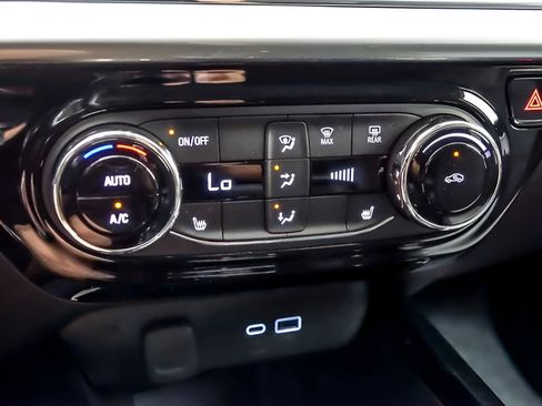 Used 2025 Chevrolet Trax LT w/ LT Convenience Package FWD image 19