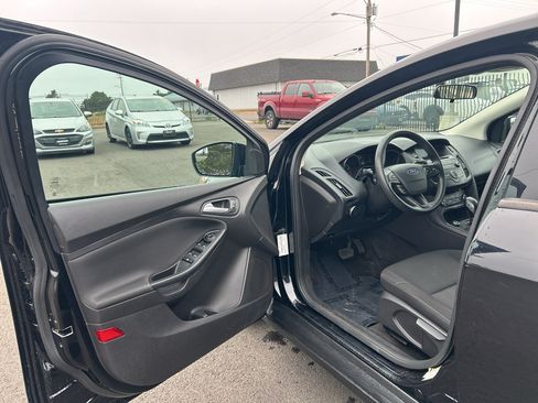 Used 2017 Ford Focus SE FWD image 12