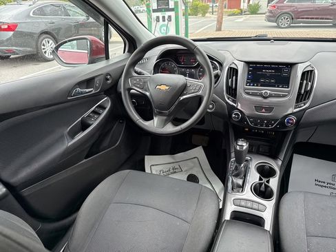 Used 2019 Chevrolet Cruze LT w/ Convenience Package FWD image 10