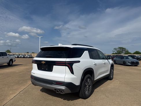 Used 2025 Chevrolet Traverse LT image 22