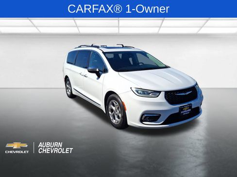 Used 2023 Chrysler Pacifica Limited FWD image 1