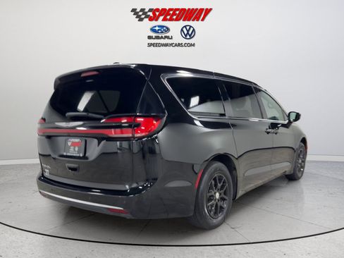 Used 2025 Chrysler Pacifica Select FWD image 6