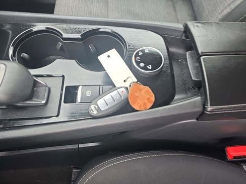 Used 2021 Nissan Rogue SV image 6