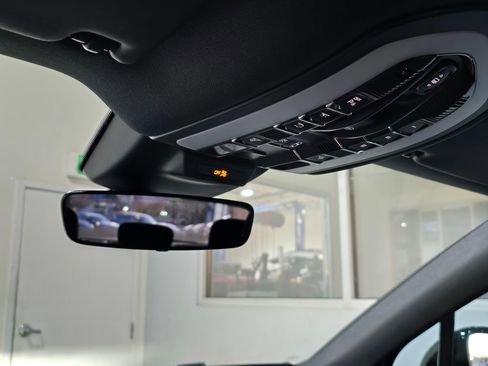 Used 2024 Porsche Macan AWD/4WD image 17