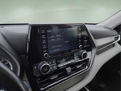 Used 2021 Toyota Highlander XLE image 17