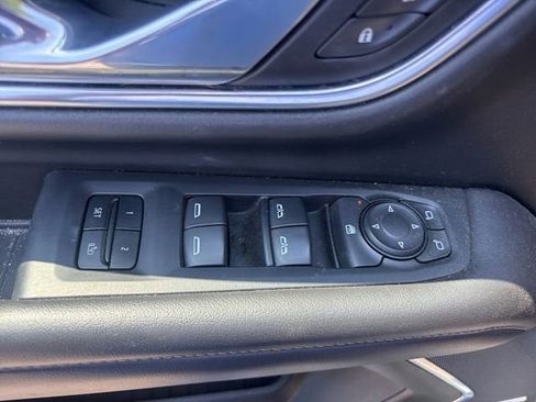 Used 2021 Chevrolet Suburban LT RWD image 21