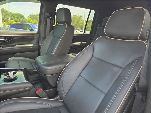 Used 2025 Chevrolet Suburban Premier AWD/4WD image 17