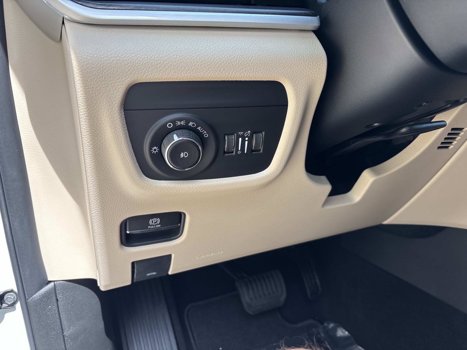 New 2027 Jeep Grand Cherokee Limited RWD image 30