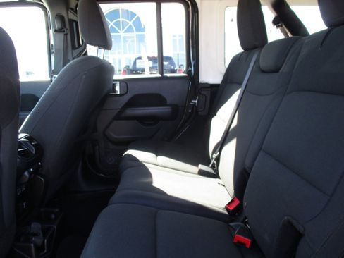 Used 2018 Jeep Wrangler Unlimited Sahara AWD/4WD image 32