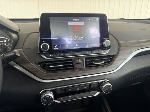 Used 2025 Nissan Altima 2.5 SV FWD image 4