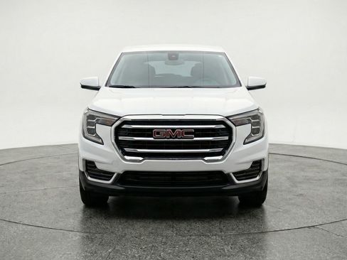 Used 2024 GMC Terrain SLT image 2