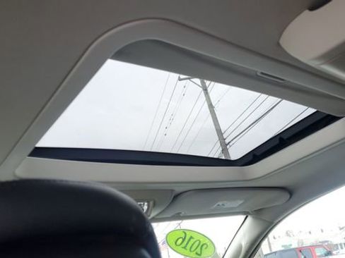 Used 2016 Chrysler Town & Country Touring-L image 7