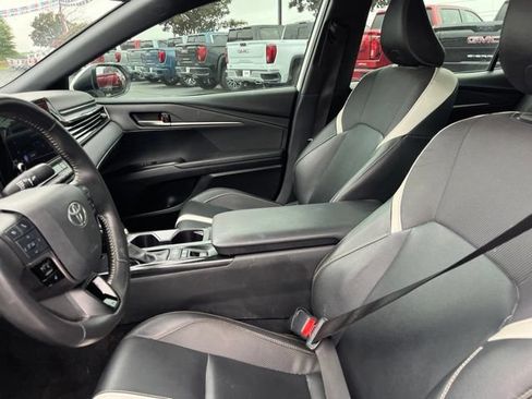 Used 2025 Toyota Camry SE w/ Convenience Package FWD image 9