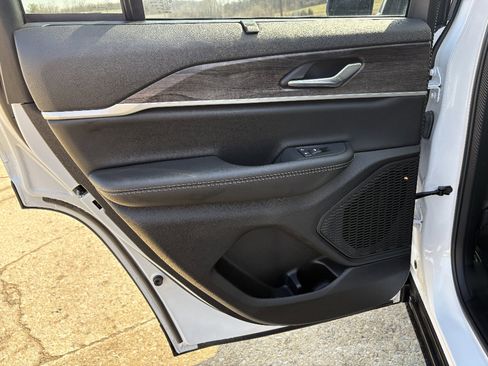 Used 2025 Jeep Grand Cherokee Limited w/ Luxury Tech Group II image 17