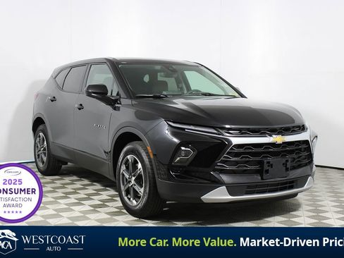 Used 2025 Chevrolet Blazer LT FWD image 1